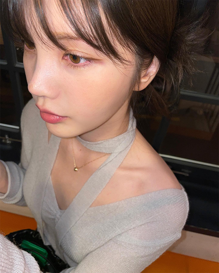 Xooos bắt đầu nghiệp diễn từ năm 2015 với bộ phim "The Producers". Đầu năm 2017, cô bắt đầu sự nghiệp ca hát solo với đĩa đơn kỹ thuật số "Rainbow".