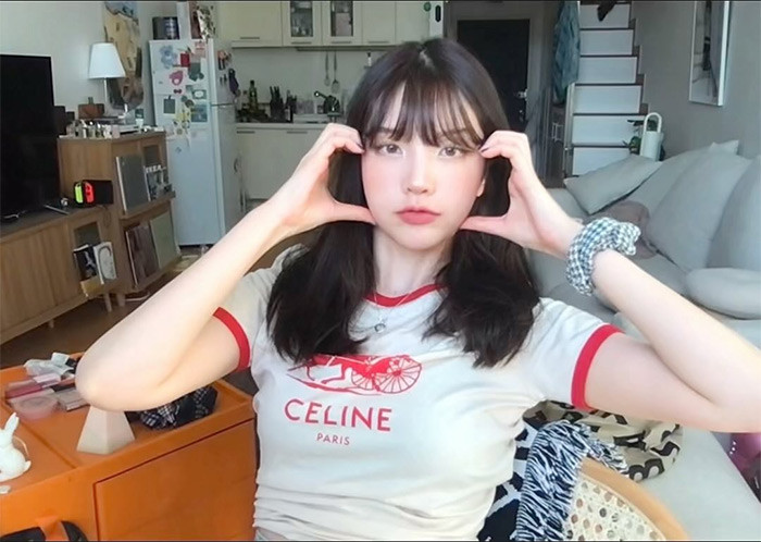 Hiện, Xooos là YouTuber nổi tiếng với kênh YouTube hơn 1,5 triệu người đăng ký và được nhiều người biết tới khi cover lại các ca khúc.