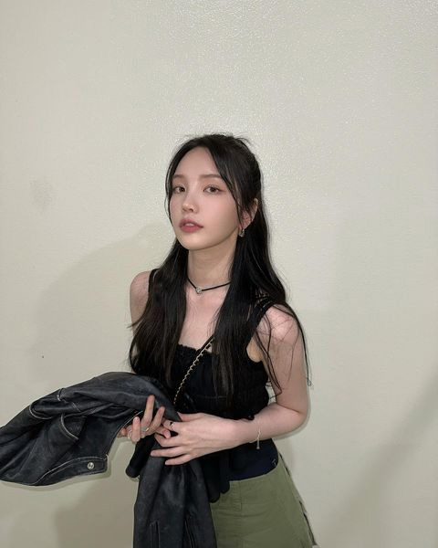 Cuối năm 2022, Xooos ký hợp đồng với hãng thu âm WAVY của Colde, cho ra mắt single “Naked” phát hành vào tháng 1 năm nay và EP đầu tay "Made In Heart" trình làng vào ngày 30/5 mới đây.