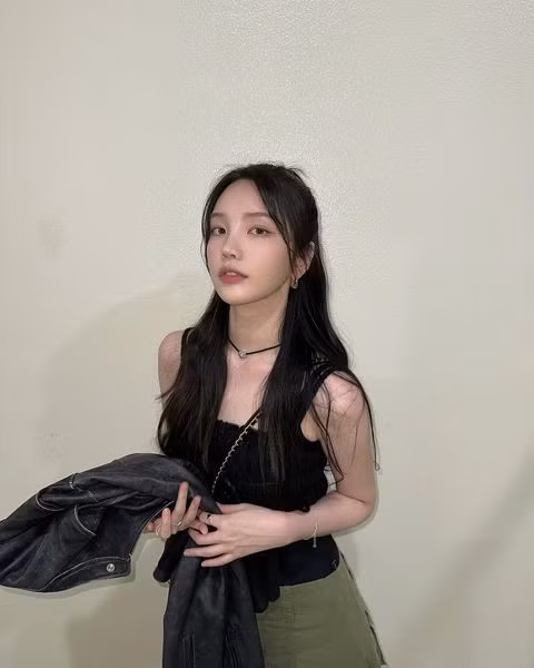 Cuối năm 2022, Xooos ký hợp đồng với hãng thu âm WAVY của Colde, cho ra mắt single “Naked” phát hành vào tháng 1 năm nay và EP đầu tay "Made In Heart" trình làng vào ngày 30/5 mới đây.