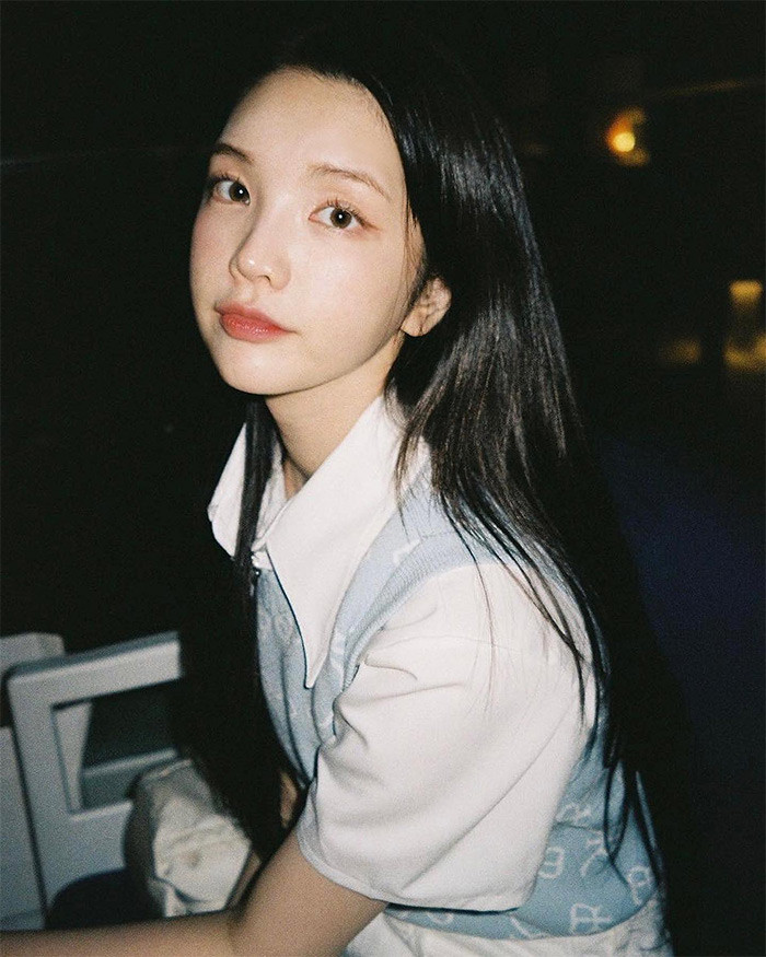 Xooos được khen là trẻ hơn so với tuổi. Cô ít khi trang điểm đậm nên trông lại càng trẻ trung hơn.