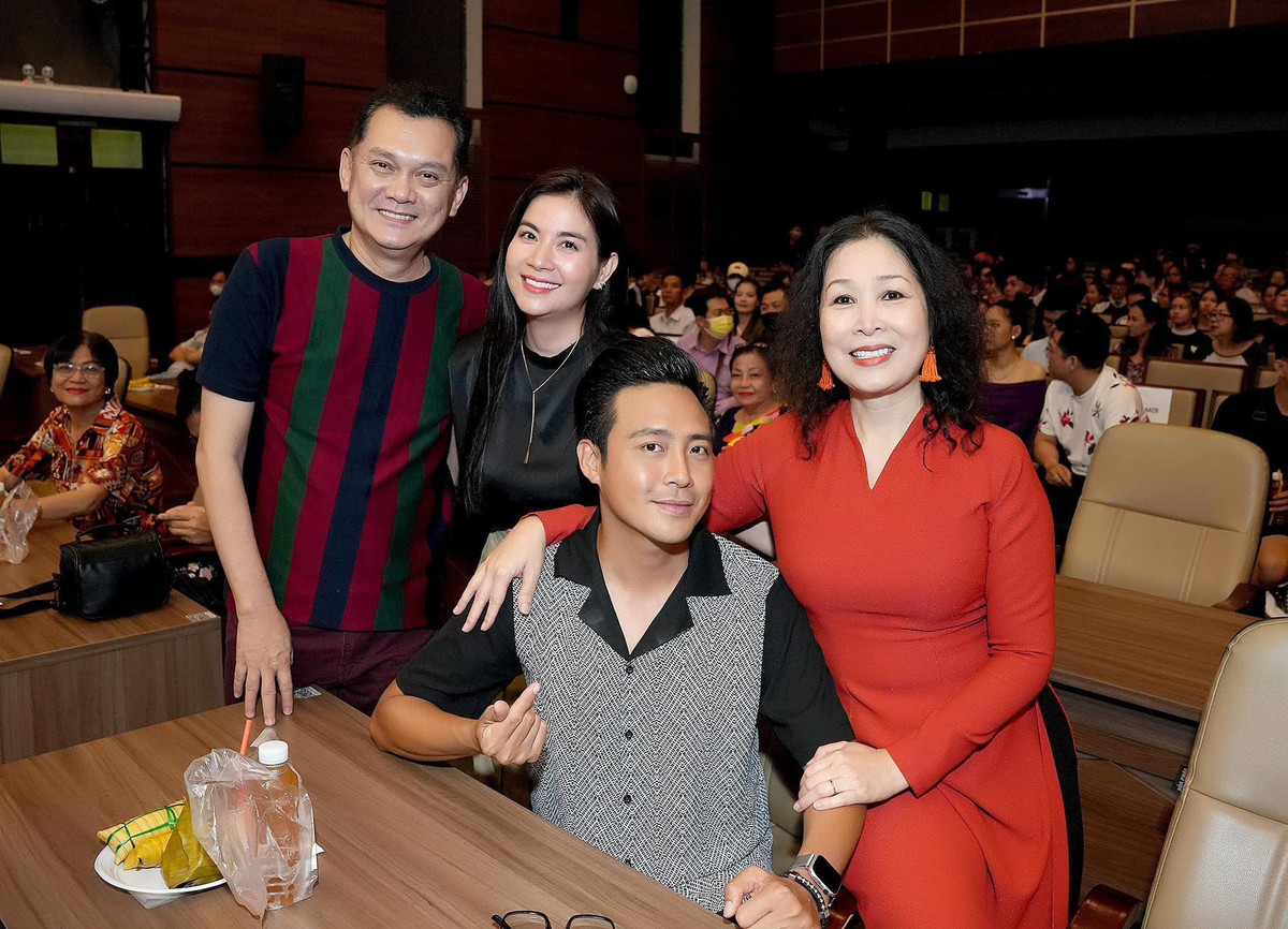  Hồng Vân - Lê Tuấn Anh cùng thay đổi thói quen sinh hoạt, áp dụng chế độ ăn uống khoa học và chăm chỉ vận động, tập luyện thể thao nhiều hơn với sự đồng hành của bác sĩ riêng. Trong hình nữ nghệ sĩ xuất hiện tươi rói bên các đồng nghiệp.