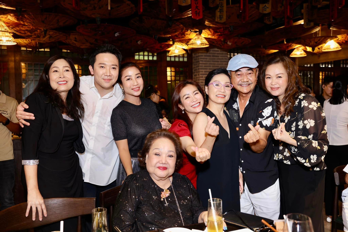 Hồng Vân - Hồng Đào cùng dàn sao đình đám Vbiz đến chúc mừng vợ chồng nam danh hài.