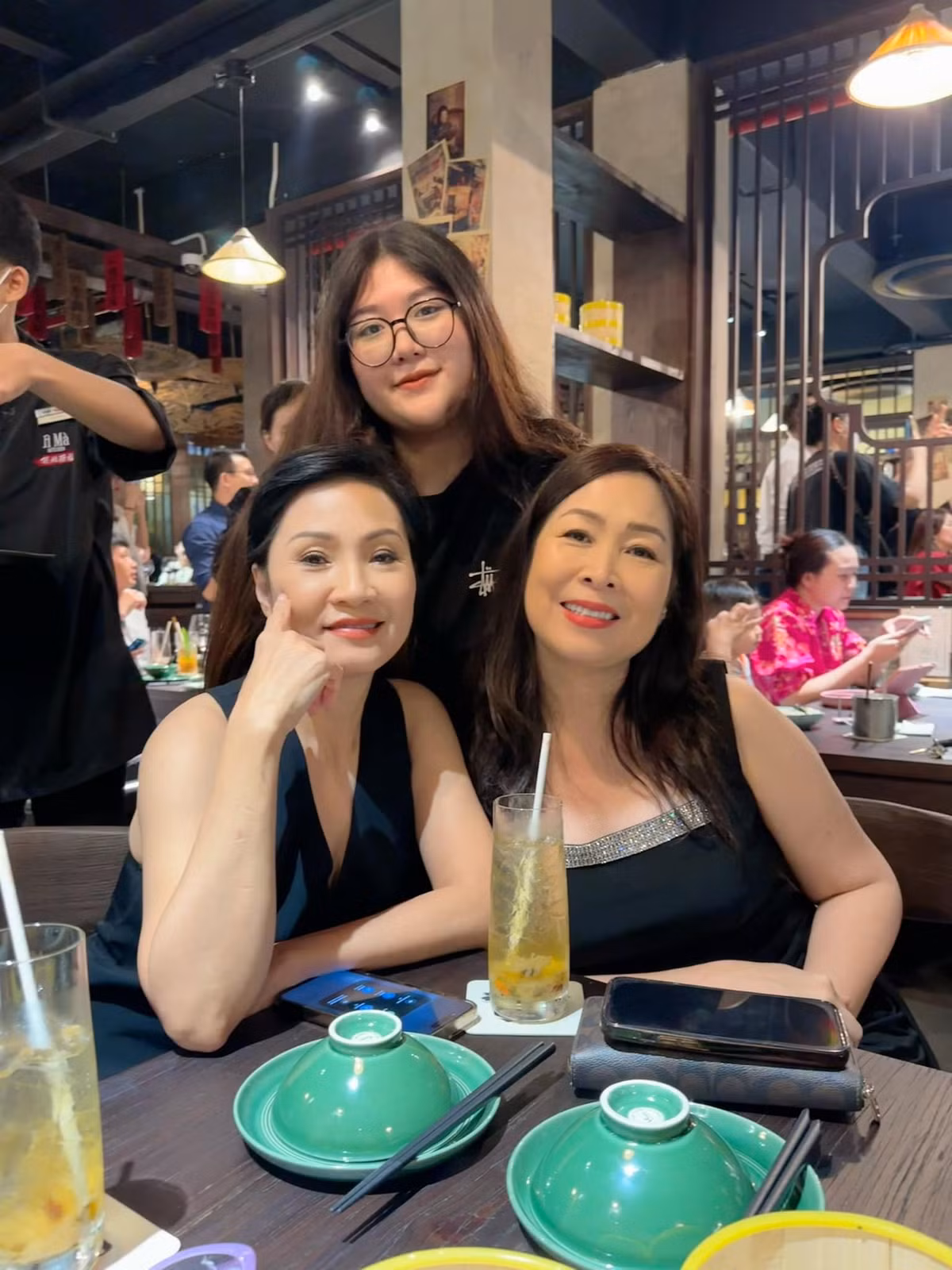 Đặc biệt, NSND Hồng Vân nhận được cơm mưa lời khen khi vóc dáng ngày một thon gọn.