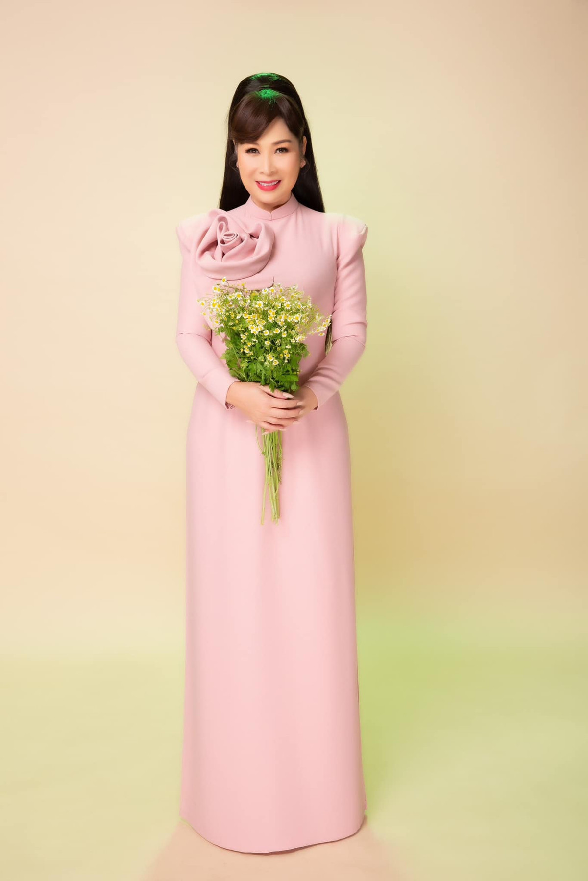 Giảm cân, vóc dáng Hồng Vân gọn gàng, khuôn mặt nhẹ nhõm nên trông cô trẻ hơn ở tuổi U60.