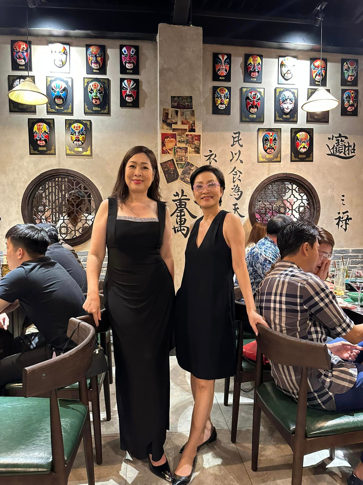 Diện đồ đen "tông xuyệt tông" đôi bạn thân của Vbiz thu hút sự chú ý với nhan sắc ngày càng trẻ trung.