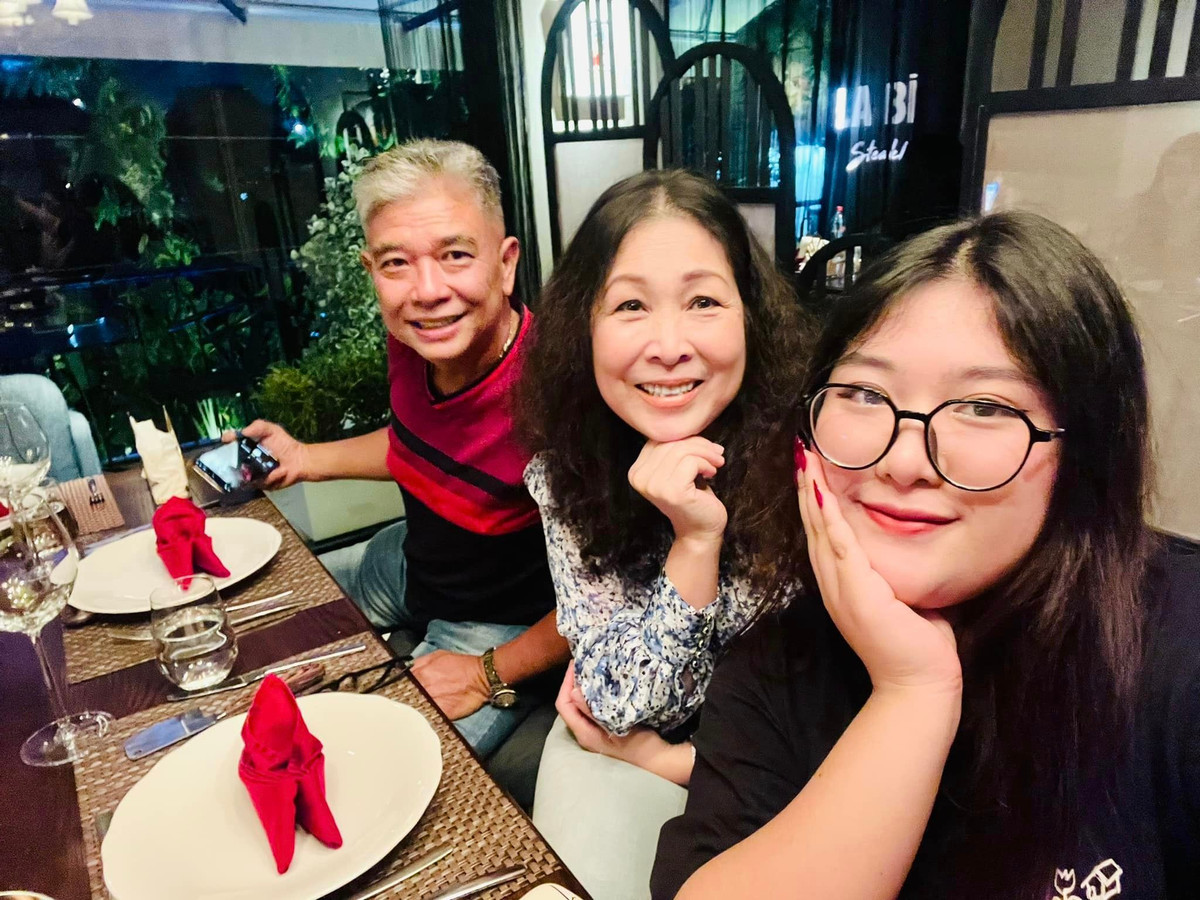 Gây sốt với diện mạo mới nhất, thời gian gần đây, nghệ sĩ Hồng Vân khiến người hâm mộ trầm trồ khi giảm cân ngoạn mục.