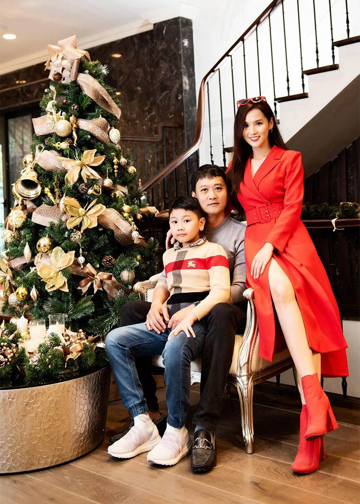 Vợ chồng Lã Thanh Huyền cùng con trai chụp ảnh bên cây thông Noel trong căn biệt thự trị giá 2 triệu USD trước khi đi nghỉ dưỡng.