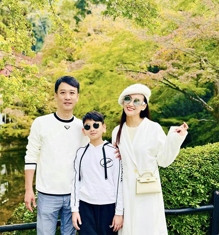 Người đẹp sinh năm 1985 là tổng giám đốc một công ty riêng và điều hành hệ thống siêu thị gia đình, nhà hàng cao cấp.