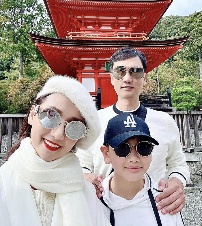 Gia đình cô thường xuyên cùng nhau đi du lịch khắp nơi trên thế giới.