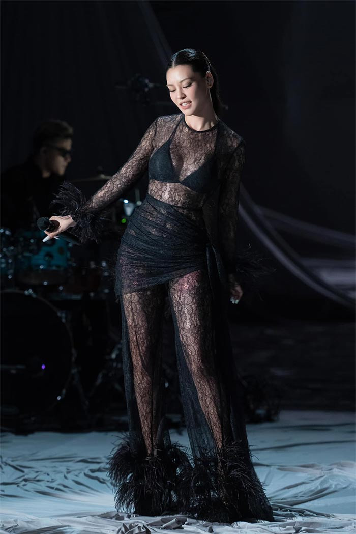 Bước chân vào làng nhạc Việt hơi muộn nhưng Lan Hương nhanh chóng tỏa sáng nhờ giọng hát ma mị, cuốn hút.