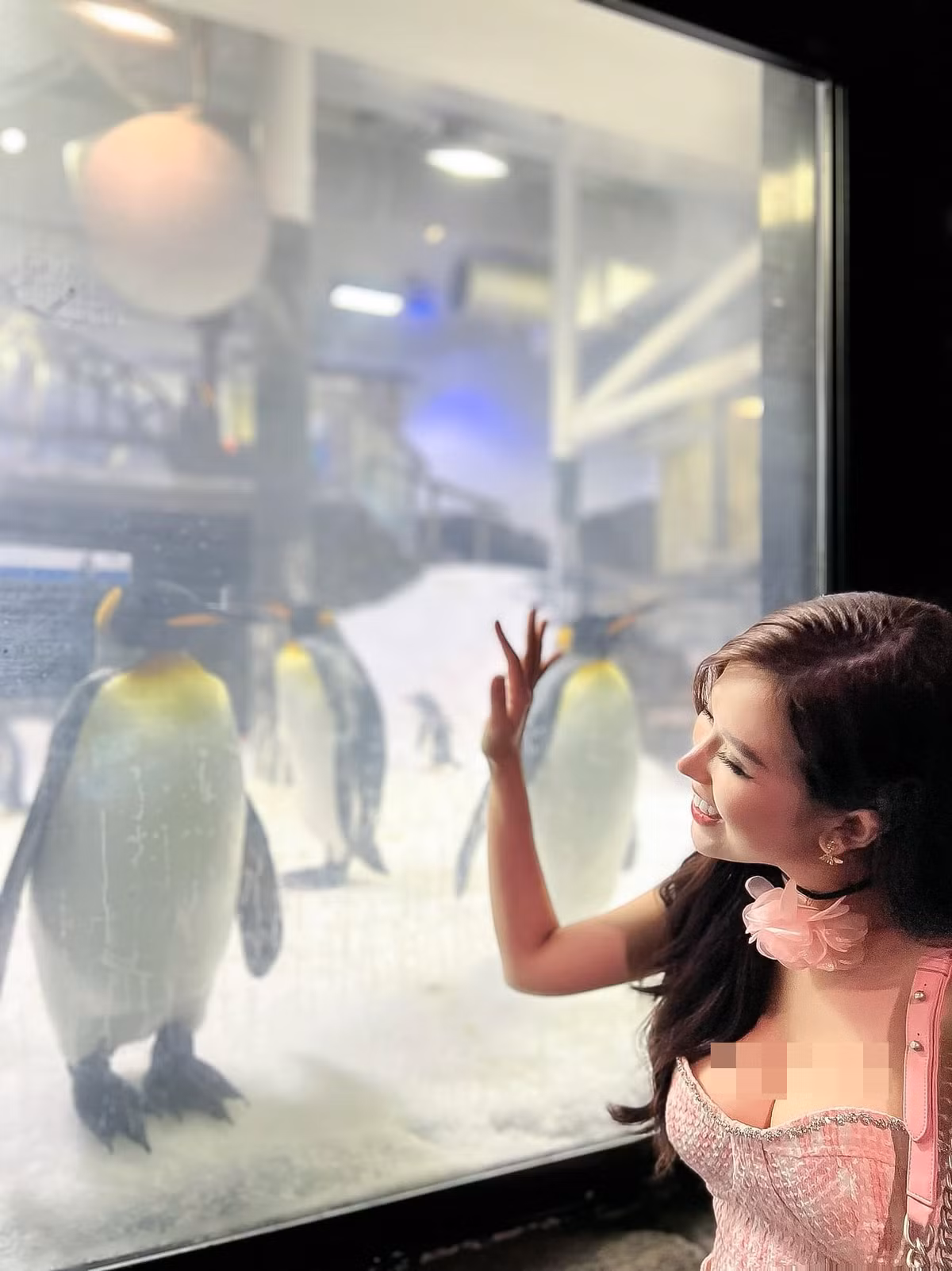 Nữ MC Sài thành gây chú ý với set đồ trẻ trung, sexy đến “nghẹt thở”.