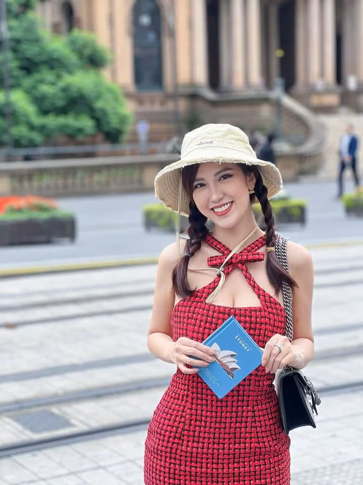 MC tố cầu thủ “gạ tình” lên đồ sexy “nghẹt thở” ở trời Tây MC to cau thu “ga tinh” len do sexy “nghet tho” o troi Tay