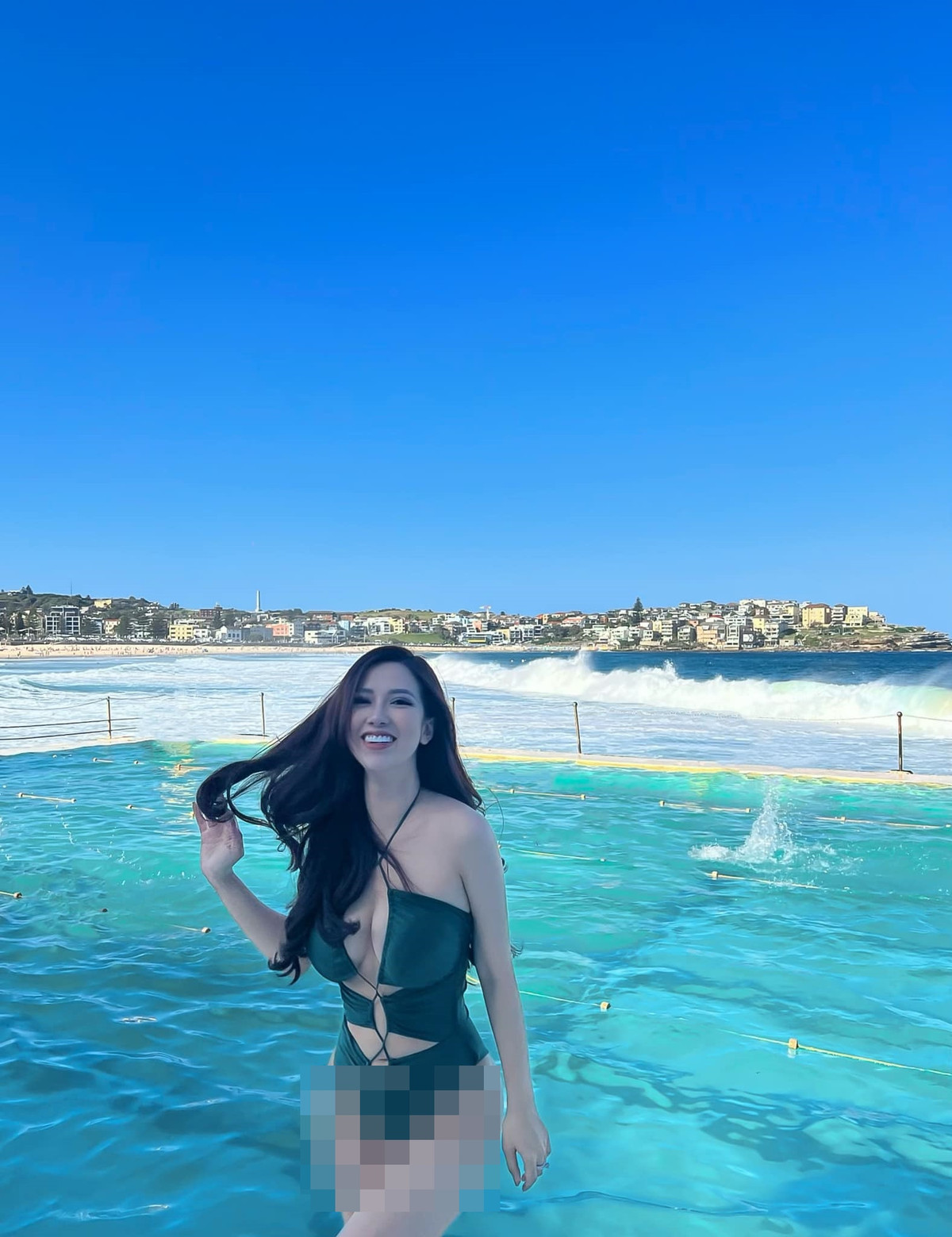 Nữ MC diện bikini khoe thân hình nóng bỏng tại bãi biển ở Sydney.