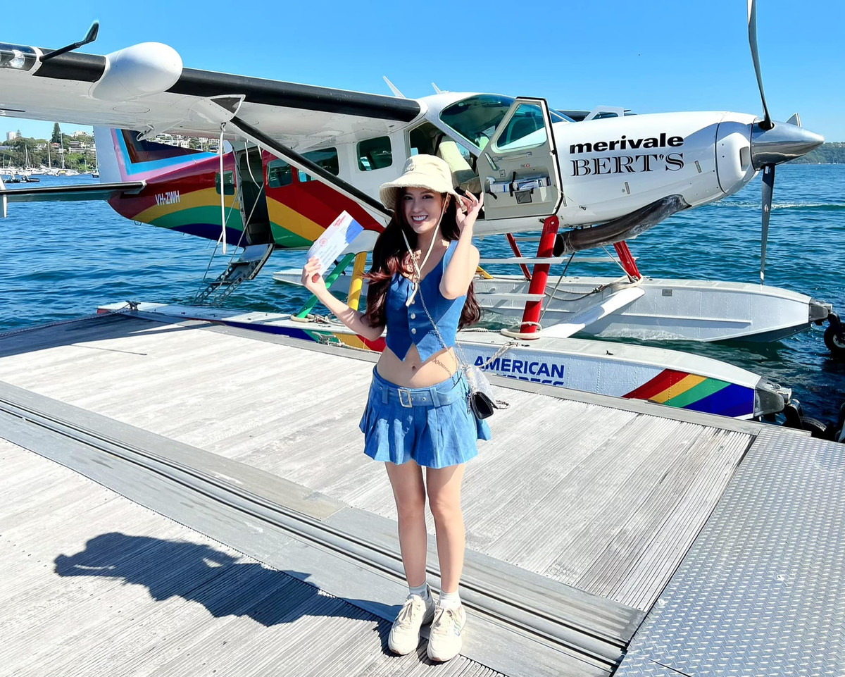 Người đẹp một mình đi tàu điện ra bến phà, từ bến phà cập cảng Rose Bay, sau đó mua vé đi thuỷ phi cơ ngắm toàn thành phố Sydney.
