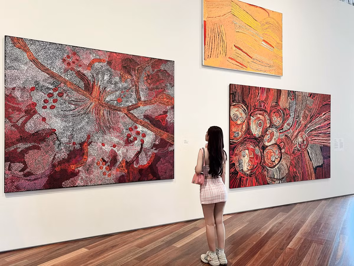 MC Thu Hà tự tin thả dáng ở trời Tây.