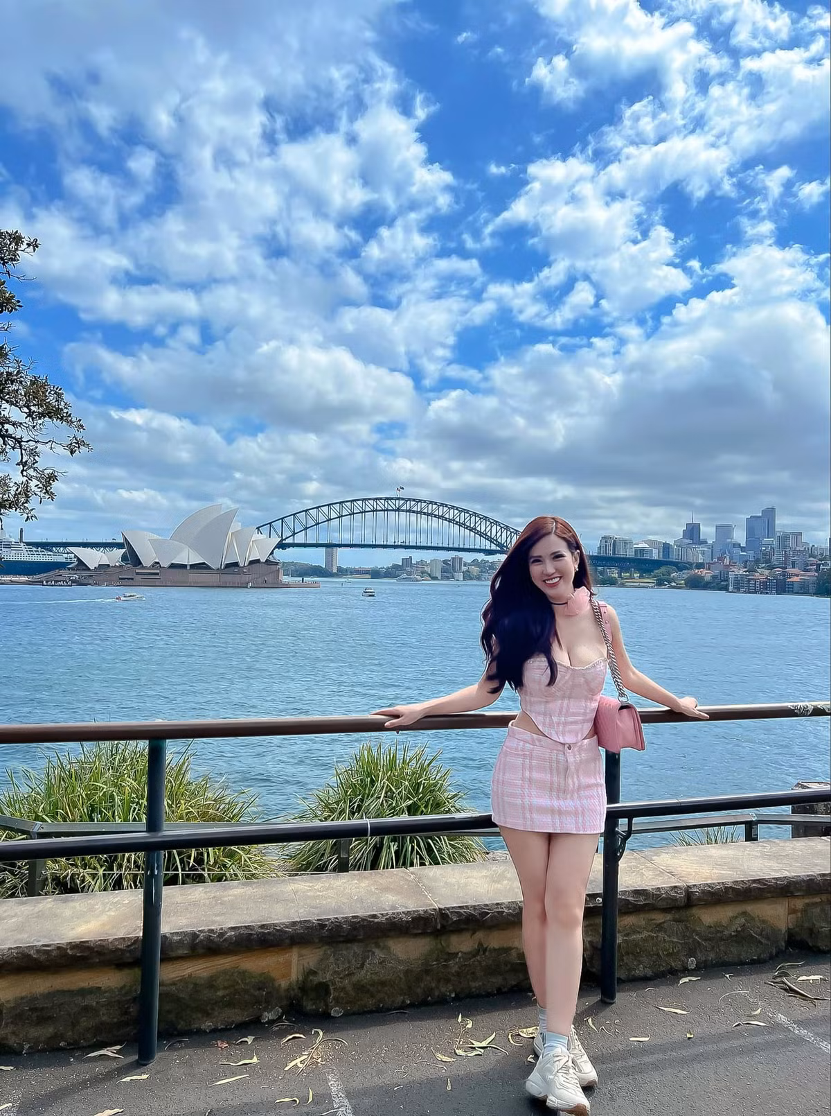 Top 10 Cầu Vồng VTV chuộng áo cúp ngực ôm sát như muốn "bức tử" vòng 1, kết hợp với chân váy ngắn cũn cỡn.