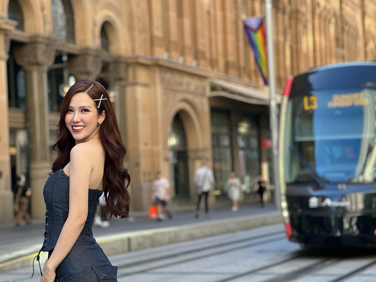 Nữ MC tạo dáng khoe vai trần gợi cảm trong loạt ảnh cô nhờ người qua đường chụp giúp khi đi du lịch một mình.