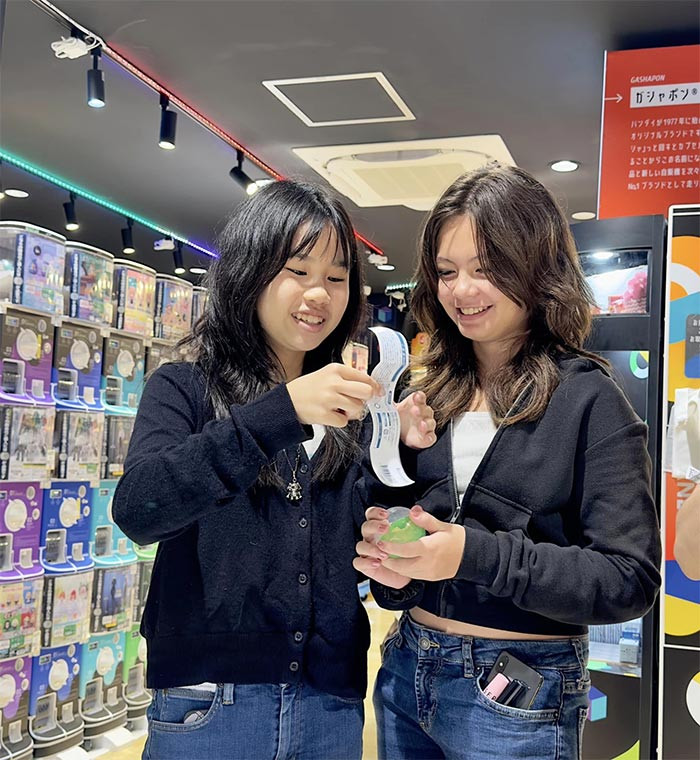 Bé Tép (phải) lớn bổng và ra dáng thiếu nữ ở tuổi 11.