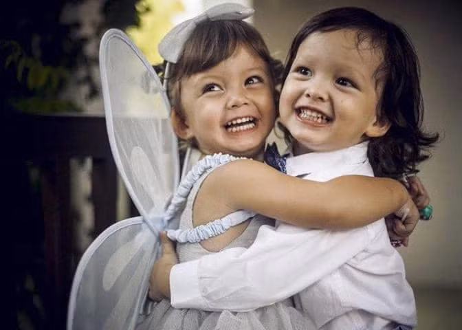 Hai con song sinh của Hồng Nhung và chồng cũ người Mỹ - Kevin, chào đời vào tháng 4/2012 tại Thái Lan.