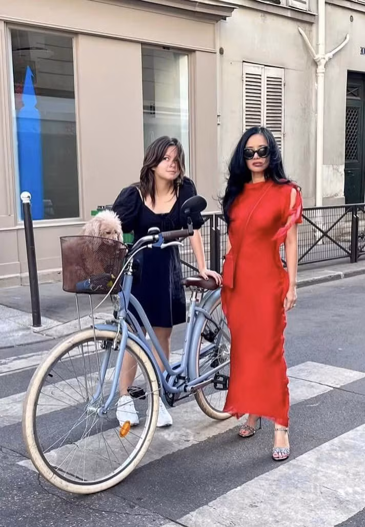 Hai em bé được nhiều người khen cao lớn và giờ đã cao hơn cả mẹ Hồng Nhung.