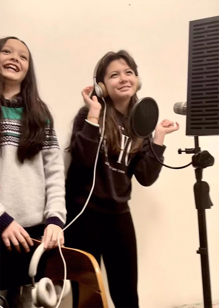 Bé Tôm vẫn giữ mái tóc dài lãng tử, còn bé Tép ngày càng ra dáng thiếu nữ.