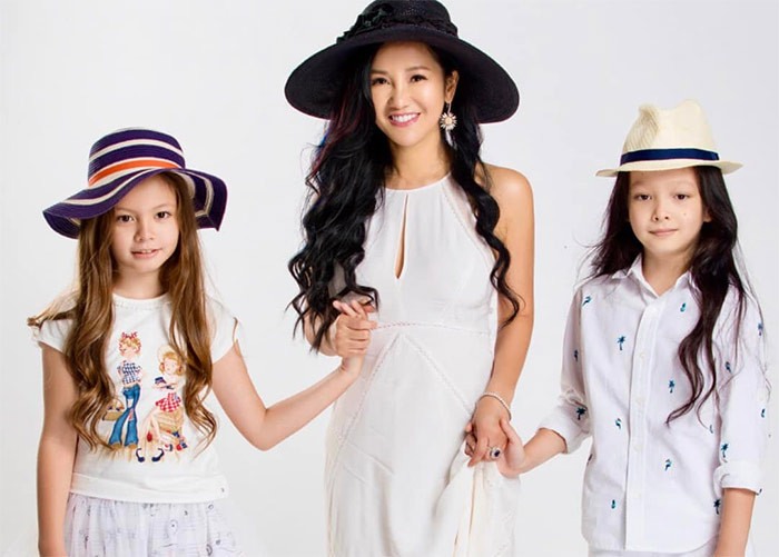 Năm 2018 khi bố mẹ chia tay, Tôm và Tép ở với mẹ.