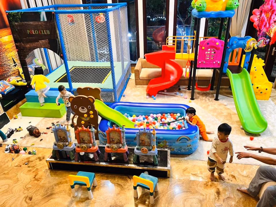 Trong căn biệt thự hơn 60 tỷ đồng tại TP HCM, giọng ca "Say tình" còn dành cả căn phòng hoành tráng làm khu vui chơi cho con và các bạn. Anh dí dỏm viết: "Phòng khách nhà Hưng bây giờ không còn chức năng nữa các “khách" ạ! Đã bị trưng dụng phục vụ cho các bé 'Tổ xa ba mẹ'".