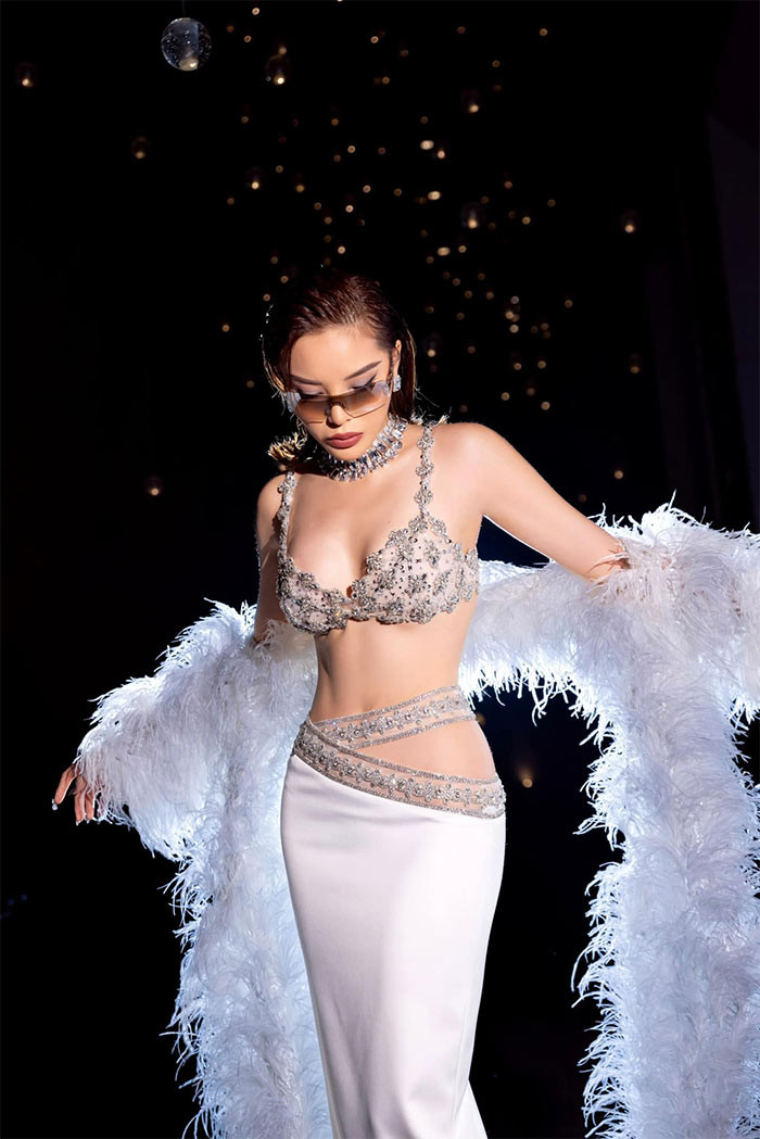 Ngoài ra, người đẹp quê Nam Định còn tuân thủ theo chế độ ăn khoa học để duy trì được vóc dáng vạn người mê.