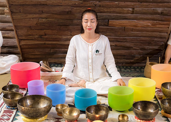 "Đúng ra giờ này, ngày bình thường ở nhà đã là ca dạy yoga thứ hai của tôi trong ngày. Một ngày thì rất nhiều ca dạy như vậy, thêm việc đưa đón các con và công việc ở cửa hàng thì tôi gần như không nghĩ đến việc là mình sẽ đi quay hình nữa", cô nói.