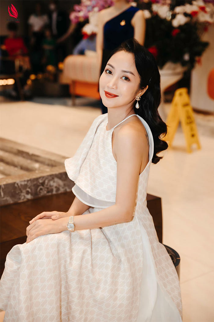 Ốc Thanh Vân là nghệ sĩ tài sắc của Vbiz. Ngoài các vở kịch ghi dấu ấn như Người vợ ma, Nước mắt người điên, Ngôi nhà hoang, nữ diễn viên còn tham gia rất nhiều bộ phim truyền hình, điện ảnh như: Hương phù sa, Gái ế kén chồng, Lật mặt 5, Cô gái từ quá khứ...