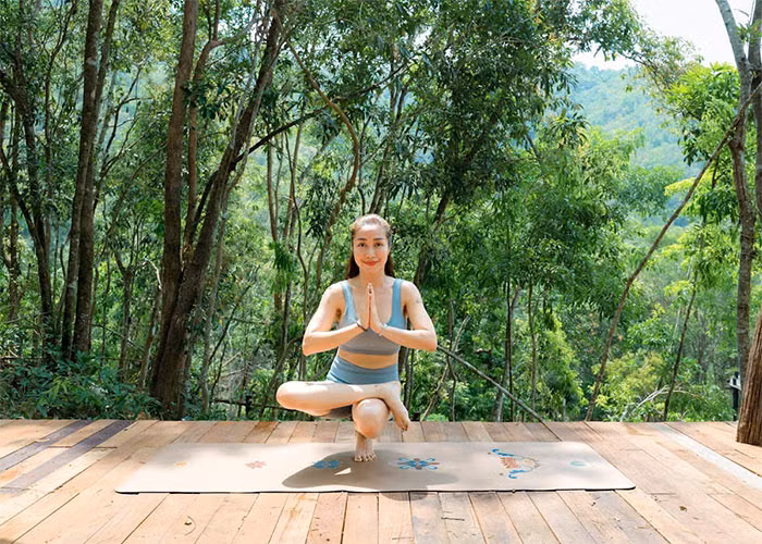 Ngoài dạy lớp trực tiếp, Ốc Thanh Vân dạy yoga qua những clip hướng dẫn trên các nền tảng mạng xã hội.