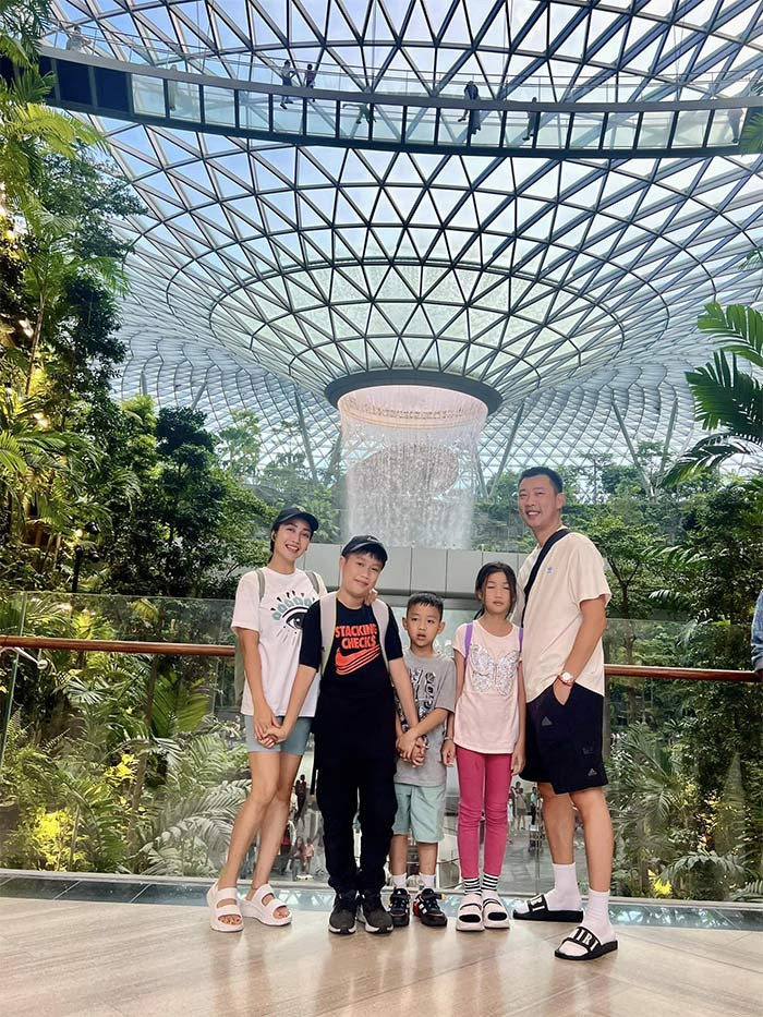 Thời gian "ở ẩn", nữ diễn viên "Lật mặt 5" dành phần lớn quỹ thời gian cho các con, đưa con đi học, học cùng con, chơi cùng con, cùng gia đình đi nghỉ dưỡng.