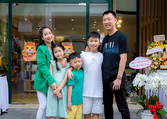 Ốc Thanh Vân đang có cuộc sống hạnh phúc bên chồng và ba con, đủ nếp đủ tẻ.