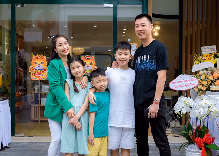 Ốc Thanh Vân đang có cuộc sống hạnh phúc bên chồng và ba con, đủ nếp đủ tẻ.