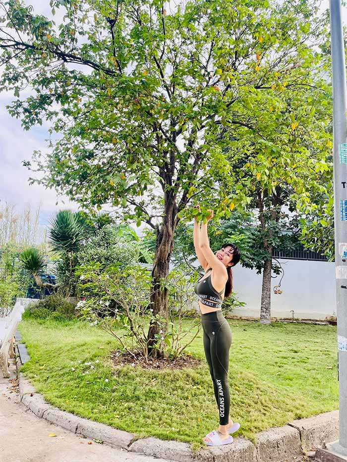 Thời gian rảnh, Ốc Thanh Vân lại cùng các con ra vườn chăm sóc cây cối trong căn biệt thự mà gia đình cô đang sống ở Bình Chánh, TP HCM.