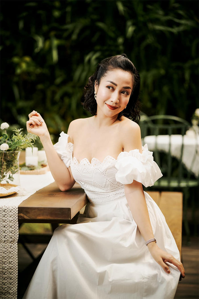 Bà mẹ ba con còn lồng tiếng cho phim và là MC khá đắt show cho các chương trình truyền hình thu hút nhiều khán giả như: Vì cuộc sống tươi đẹp, Chuyện phái đẹp, Nào ta cùng hát, Cầu vồng nghệ thuật, Bước nhảy hoàn vũ...