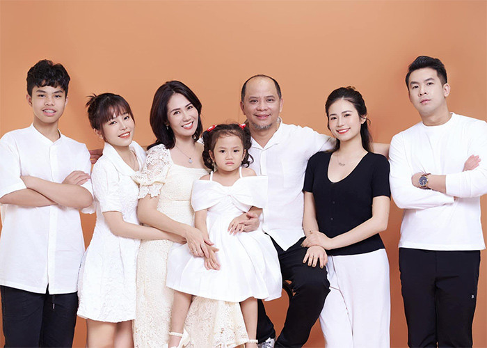 Nguyệt Hằng - Anh Tuấn hiện có 4 con chung, con gái lớn của họ đã lấy chồng, đang định cư tại Đức và con gái út mới được 4 tuổi. Mới đây, cặp vợ chồng diễn viên mới lên chức ông bà ngoại khi con gái lớn sinh con đầu lòng.