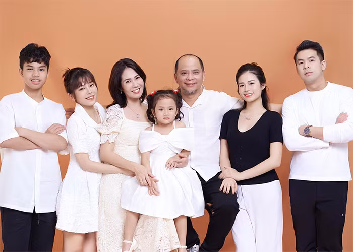 Nguyệt Hằng - Anh Tuấn hiện có 4 con chung, con gái lớn của họ đã lấy chồng, đang định cư tại Đức và con gái út mới được 4 tuổi. Mới đây, cặp vợ chồng diễn viên mới lên chức ông bà ngoại khi con gái lớn sinh con đầu lòng.