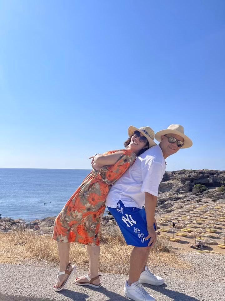 "Mặc dù vợ chồng tôi cá tính đều mạnh nhưng độ nhịn còn mạnh hơn. Chúng tôi lựa nhau để có một cuộc sống tốt. Chẳng có gia đình nào mà không có mâu thuẫn, điều quan trọng là giải quyết những mâu thuẫn đó thế nào. Gia đình muôn hình muôn vẻ, theo quan điểm của tôi thì để giữ gia đình yên ấm phải biết yêu cả những điểm xấu của người bên cạnh mình", Anh Tuấn chia sẻ với Dân trí.