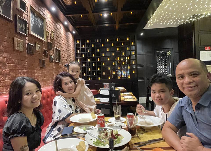 Hiện tại, sau nhiều năm lăn lộn, Anh Tuấn đã gặt hái được thành công nhất định trong việc kinh doanh cửa hàng bánh canh ghẹ nên đủ sức lo kinh tế chu toàn cho gia đình.