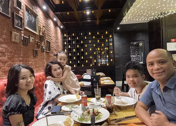 Hiện tại, sau nhiều năm lăn lộn, Anh Tuấn đã gặt hái được thành công nhất định trong việc kinh doanh cửa hàng bánh canh ghẹ nên đủ sức lo kinh tế chu toàn cho gia đình.