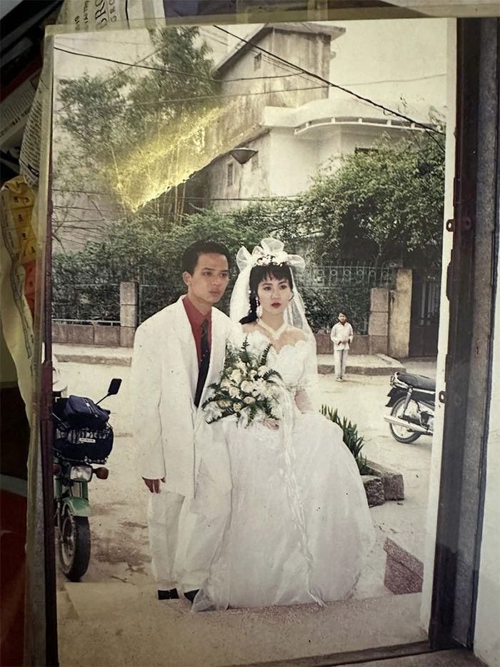 Năm 1991, Nguyệt Hằng - Anh Tuấn gặp gỡ và quen nhau khi cùng là sinh viên lớp diễn viên khóa 2 tại Nhà hát Tuổi trẻ. 5 năm sau hai người tổ chức đám cưới, chính thức về chung một nhà.