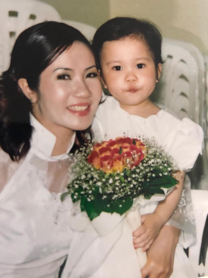 Thời điểm sinh xong đứa con thứ hai chưa đầy tháng, vì nhà quá nghèo, Nguyệt Hằng đã nhận thêm công việc lồng tiếng. Nữ diễn viên rơi nước mắt kể mình đã nhét bông gòn vào tai để đi làm, còn Anh Tuấn thỉnh thoảng vẫn phải "xin vợ một hai trăm để tiêu"... Có thời gian trong quá khứ, cả hai không thể giao tiếp được với nhau. Anh Tuấn và Nguyệt Hằng đã quyết định kết thúc hôn nhân sau khi đã có với nhau đứa con đầu.