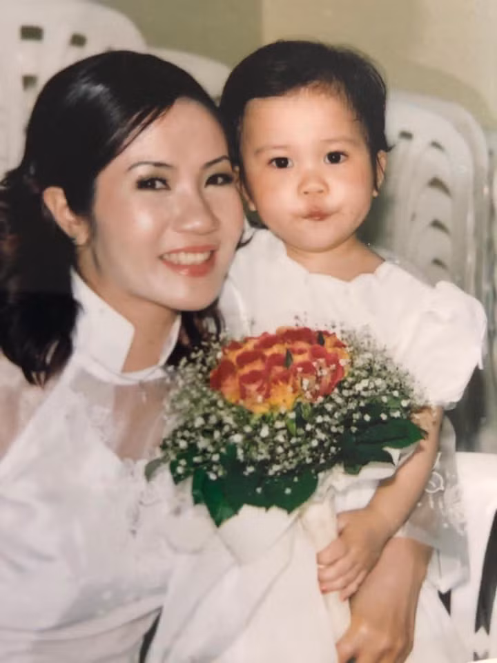 Thời điểm sinh xong đứa con thứ hai chưa đầy tháng, vì nhà quá nghèo, Nguyệt Hằng đã nhận thêm công việc lồng tiếng. Nữ diễn viên rơi nước mắt kể mình đã nhét bông gòn vào tai để đi làm, còn Anh Tuấn thỉnh thoảng vẫn phải "xin vợ một hai trăm để tiêu"... Có thời gian trong quá khứ, cả hai không thể giao tiếp được với nhau. Anh Tuấn và Nguyệt Hằng đã quyết định kết thúc hôn nhân sau khi đã có với nhau đứa con đầu.