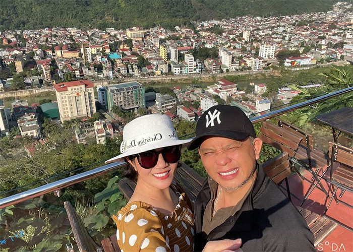 "Hồi mới cưới cứ nghĩ 10 năm là số nhiều. Thế mà nhoằng cái 27 năm. Giữ gìn sức khoẻ nhé cô bạn cùng lớp", Anh Tuấn viết cho vợ nhân dịp kỷ niệm ngày cưới.