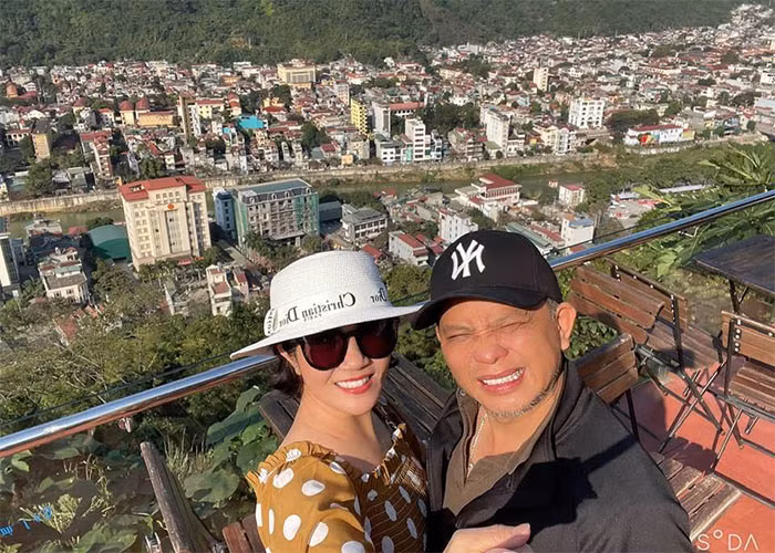 "Hồi mới cưới cứ nghĩ 10 năm là số nhiều. Thế mà nhoằng cái 27 năm. Giữ gìn sức khoẻ nhé cô bạn cùng lớp", Anh Tuấn viết cho vợ nhân dịp kỷ niệm ngày cưới.