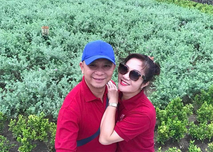 "Vui, buồn, khó khăn, tan vỡ... đủ mọi cung bậc cảm xúc ở bên nhau rồi. Và đã 27 năm vượt qua để được như bây giờ! Ai vì ai? Không tranh cãi được nữa vì sau mỗi lần như thế, lại có một thành quả ra đời, và thế thôi nhé, giờ thì chỉ mong sao cùng khoẻ mạnh...", Nguyệt Hằng chia sẻ.