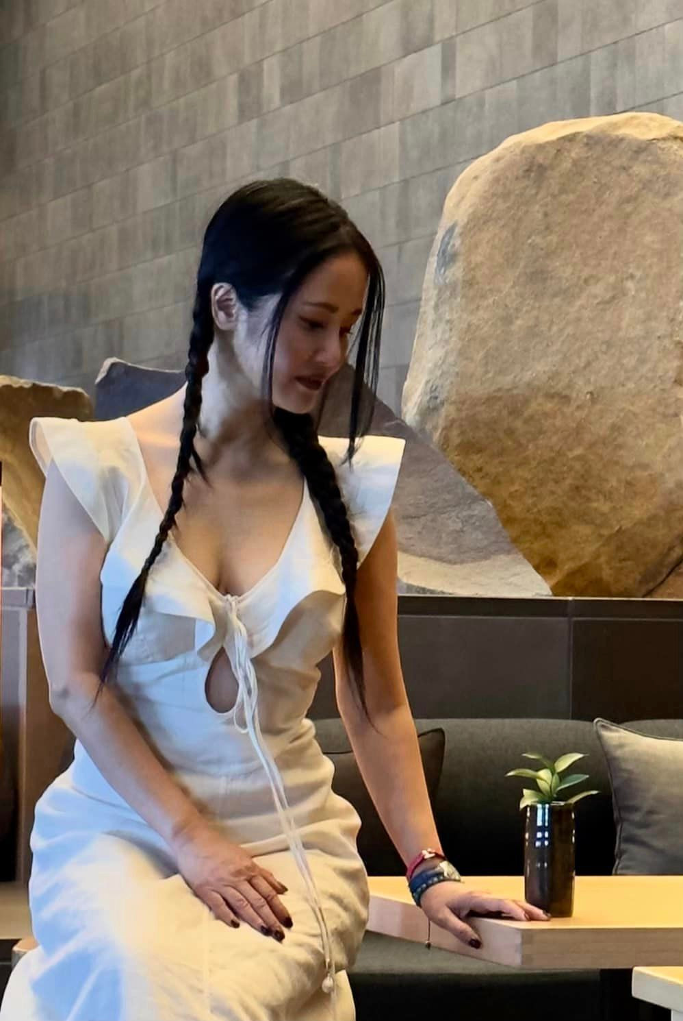 "Chị đẹp đạp gió rẽ sóng" Hồng Nhung tận hưởng cuộc sống nhẹ nhàng, vui vẻ, an yên bên bạn trai Tây và hai con.