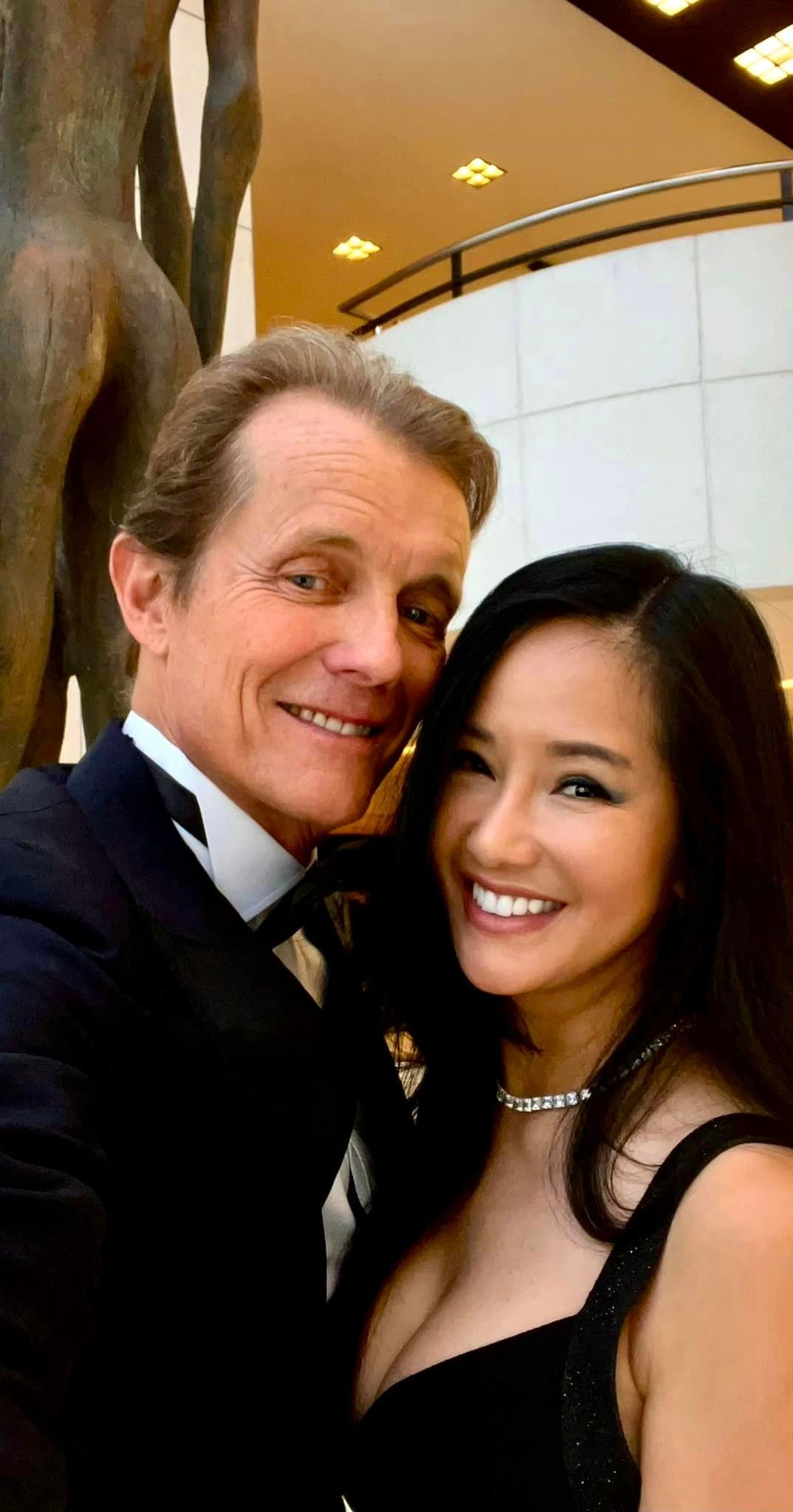 Tham gia "Chị đẹp đạp gió rẽ sóng", Hồng Nhung được bạn trai ủng hộ và động viên, hỗ trợ rất nhiều. Trước câu hỏi có cảm thấy bị lép vế so với phần đông các nghệ sĩ trẻ nổi tiếng, nữ diva chia sẻ trên trang cá nhân rằng: "Tôi tin rằng tham gia "Chị đẹp đạp gió rẽ sóng", tôi sẽ được “trẻ hoá” bằng thực tế nhiều thách thức khó lường, có hết hơi cũng không ì ra được vì làn sóng trẻ trung sẽ cuốn tôi theo. Sau hai năm sống tại Pháp, môi trường của chương trình thực tế có quy mô khủng này sẽ lập tức kéo tôi về với ngành công nghiệp giải trí Việt Nam ở thời điểm hiện tại, nóng bỏng nhất, hứng khởi nhất và có thể là khốc liệt nhất!".